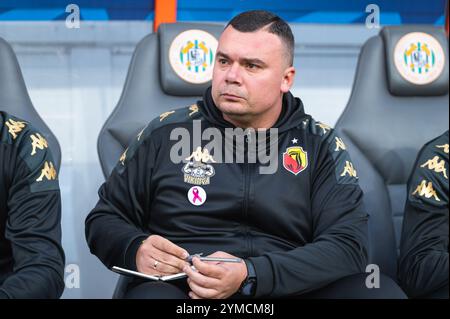 LUBIN, POLONIA - 19 OTTOBRE 2024: Partita di calcio polacca PKO Ekstraklasa tra KGHM Zaglebie Lubin e Jagiellonia Bialystok. Allenatore della Jagielloni Foto Stock