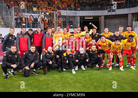 LUBIN, POLONIA - 19 OTTOBRE 2024: Partita di calcio polacca PKO Ekstraklasa tra KGHM Zaglebie Lubin e Jagiellonia Bialystok. Joy team di Jagiellonia Foto Stock