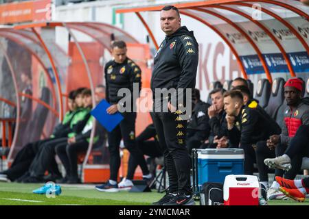 LUBIN, POLONIA - 19 OTTOBRE 2024: Partita di calcio polacca PKO Ekstraklasa tra KGHM Zaglebie Lubin e Jagiellonia Bialystok. Allenatore della Jagielloni Foto Stock