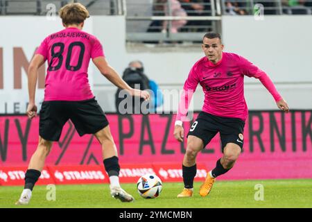 LUBIN, POLONIA - 19 OTTOBRE 2024: Partita di calcio polacca PKO Ekstraklasa tra KGHM Zaglebie Lubin e Jagiellonia Bialystok. In azione Vaclav Sejk Foto Stock