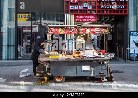 Bancarelle di Street food nel quartiere dello shopping di Myeongdong nel centro di Seoul, capitale della Corea del Sud, il 20 marzo 2022 Foto Stock