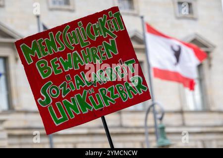 Berlino, Germania. 21 novembre 2024. "Preservare l'umanità - il lavoro sociale non può essere tagliato” è scritto su un cartello di fronte alla camera dei rappresentanti durante una manifestazione contro i tagli di bilancio nei settori sociale e dell'istruzione. La 56a sessione plenaria della camera dei rappresentanti di Berlino si occupa principalmente del bilancio 2025 e dei relativi tagli. Crediti: Sebastian Christoph Gollnow/dpa/Alamy Live News Foto Stock