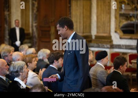 Bruxelles, Belgio. 21 novembre 2024. Stromae, alias Paul Van Haver, raffigurato durante un ricevimento reale per persone che sono state concesse con la grazia della nobiltà, giovedì 21 novembre 2024, al Palazzo reale di Bruxelles. BELGA PHOTO JAMES ARTHUR GEKIERE credito: Belga News Agency/Alamy Live News Foto Stock