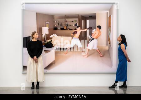 Londra, Regno Unito. 21 novembre 2024. Membri dello staff con «Boxing», 2011, in anteprima di «Life in Pictures», una nuova mostra personale di Jeff Wall al White Cube Bermondsey. L'artista è noto per le sue fotografie di grande formato e per oltre 30 opere chiave, tra cui la sua serie di iconiche light box e nuove immagini, saranno in mostra dal 22 novembre 2024 al 12 gennaio 2025. Crediti: Stephen Chung / Alamy Live News Foto Stock
