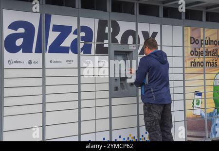 AlzaBox, punto di prelievo e rientro self-service di alza a Karvina, Repubblica Ceca, 20 novembre 2024. (Foto CTK/Drahoslav Ramik) Foto Stock