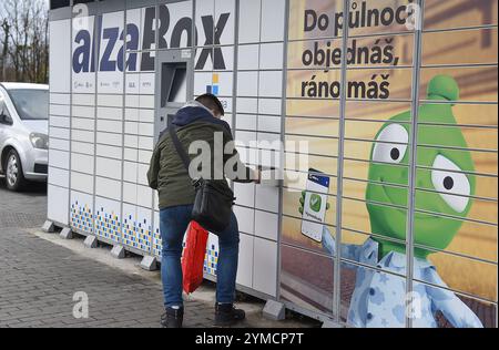 AlzaBox, punto di prelievo e rientro self-service di alza a Karvina, Repubblica Ceca, 20 novembre 2024. (Foto CTK/Drahoslav Ramik) Foto Stock