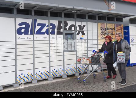 AlzaBox, punto di prelievo e rientro self-service di alza a Karvina, Repubblica Ceca, 20 novembre 2024. (Foto CTK/Drahoslav Ramik) Foto Stock