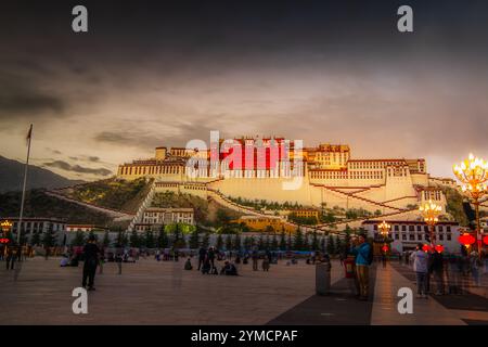 LHASA, TIBET CINA - 3 LUGLIO 2022: Il Palazzo del Potala di notte è l'altitudine più alta del mondo, un magnifico edificio che integra palazzi e castelli Foto Stock