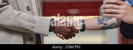 Immagine di intestazione del sito web di un uomo d'affari afroamericano che stringe la mano a un partner che fa un affare di successo in un moderno spazio ufficio Foto Stock