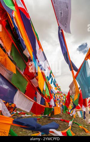 SHIGATSE, TIBET - 1 AGOSTO 2022: Bandiere di preghiera sulla Friendship Highway in Tibet, immagine di sfondo con spazio di copia Foto Stock