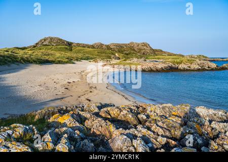 Alba sulla spiaggia di Red Rocks (Eilean Bhuigistile) sulla costa occidentale dell'Isola di Coll, Ebridi interne, Scozia, Regno Unito Foto Stock