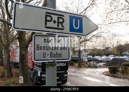 PRODUZIONE - 21 novembre 2024, Francoforte sul meno: Le indicazioni indicano un parcheggio "Park and Ride" a Francoforte. Un parcheggio può essere visto sullo sfondo. I parcheggi "Park and Ride" sono progettati per consentire a conducenti e ciclisti di passare facilmente ai mezzi pubblici. Foto: Etienne Dötsch/dpa Foto Stock