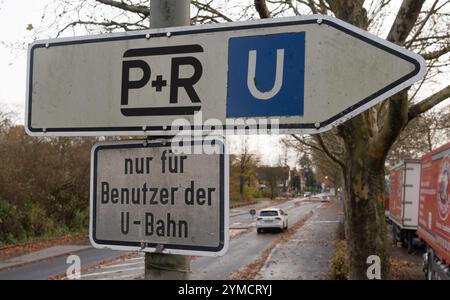 PRODUZIONE - 21 novembre 2024, Francoforte sul meno: Le indicazioni indicano un parcheggio "Park and Ride" a Francoforte. Un'auto di passaggio può essere vista sullo sfondo. I parcheggi "Park and Ride" sono progettati per consentire ai conducenti di automobili e ai ciclisti di passare facilmente ai mezzi pubblici. Foto: Etienne Dötsch/dpa Foto Stock