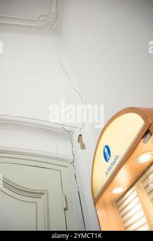 Amburgo, Germania. 21 novembre 2024. Una crepa nell'intonaco può essere vista nel muro di una scalinata nella chiesa principale di San Michele ad Amburgo. Varie circostanze, come i due incendi del 1750 e del 1906, ma anche l'uso di materiali diversi per la ristrutturazione e l'ampliamento, nonché gli agenti atmosferici, hanno causato nel tempo crepe nella muratura. Crediti: Gregor Fischer/dpa/Alamy Live News Foto Stock