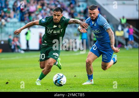 WROCLAW, POLONIA - 27 APRILE 2024: Partita di calcio polacca PKO Ekstraklasa tra Slask Wrocla e Ruch Chorzow. In azione Matias Nahuel (L) Milosz Kozak Foto Stock