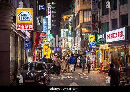 Quartiere dello shopping di Myeongdong nel centro di Seoul, capitale della Corea del Sud, il 13 aprile 2023 Foto Stock