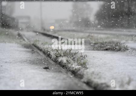 Schneefall nell'Ostfriesland. Mehrere Zentimeter Schnee sorgen für glatte Straßen in Leer und Umgebung. Leer Niedersachsen Deutschland *** nevicate nella Frisia orientale diversi centimetri di neve rendono strade scivolose a Leer e nella zona circostante Leer bassa Sassonia Germania Copyright: Xdiebildwerftx Foto Stock