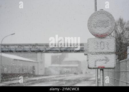 Schneefall nell'Ostfriesland. Mehrere Zentimeter Schnee sorgen für glatte Straßen in Leer und Umgebung. Leer Niedersachsen Deutschland *** nevicate nella Frisia orientale diversi centimetri di neve rendono strade scivolose a Leer e nella zona circostante Leer bassa Sassonia Germania Copyright: Xdiebildwerftx Foto Stock