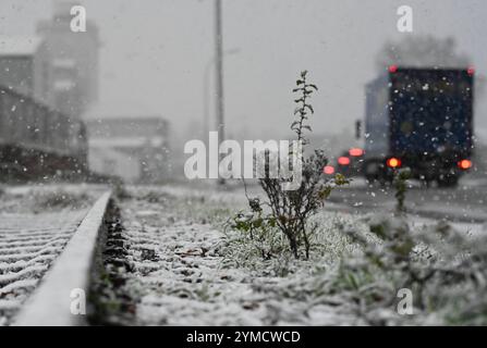 Schneefall nell'Ostfriesland. Mehrere Zentimeter Schnee sorgen für glatte Straßen in Leer und Umgebung. Leer Niedersachsen Deutschland *** nevicate nella Frisia orientale diversi centimetri di neve rendono strade scivolose a Leer e nella zona circostante Leer bassa Sassonia Germania Copyright: Xdiebildwerftx Foto Stock