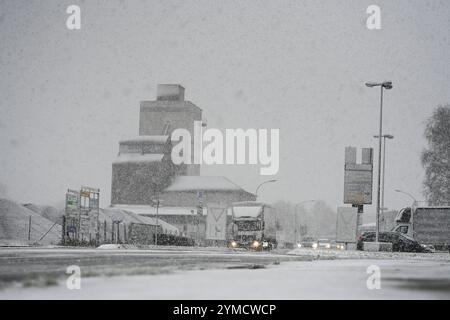 Schneefall nell'Ostfriesland. Mehrere Zentimeter Schnee sorgen für glatte Straßen in Leer und Umgebung. Leer Niedersachsen Deutschland *** nevicate nella Frisia orientale diversi centimetri di neve rendono strade scivolose a Leer e nella zona circostante Leer bassa Sassonia Germania Copyright: Xdiebildwerftx Foto Stock