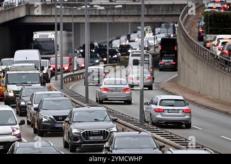 Monaco di Baviera, Germania. 21 novembre 2024. Strada principale congestionata, ingorgo stradale, fermata e partenza, circonvallazione più veloce, traffico intenso sul circonvallamento più veloce di Monaco, Tegernseer Landstrasse, ora di punta. ? Credito: dpa/Alamy Live News Foto Stock