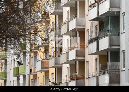 Monaco di Baviera, Germania. 21 novembre 2024. Appartamento in affitto, appartamenti in affitto a Monaco di Baviera Giesing, prezzo di affitto, tetto, affitto, affitti, appartamento, locatario, facciata, vista esterna, edificio, ? Credito: dpa/Alamy Live News Foto Stock