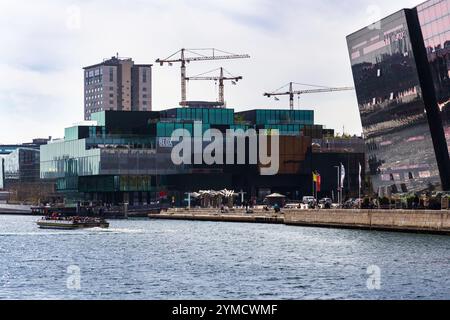 Persone di fronte all'edificio multifunzionale BLOX sul fronte del porto centrale il 1° maggio 2023 a Copenaghen, Danimarca. Foto Stock