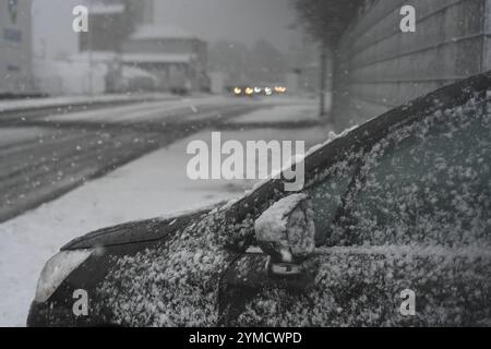 Schneefall nell'Ostfriesland. Mehrere Zentimeter Schnee sorgen für glatte Straßen in Leer und Umgebung. Leer Niedersachsen Deutschland *** nevicate nella Frisia orientale diversi centimetri di neve rendono strade scivolose a Leer e nella zona circostante Leer bassa Sassonia Germania Copyright: Xdiebildwerftx Foto Stock