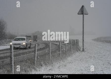 Schneefall nell'Ostfriesland. Mehrere Zentimeter Schnee sorgen für glatte Straßen in Leer und Umgebung. Leer Niedersachsen Deutschland *** nevicate nella Frisia orientale diversi centimetri di neve rendono strade scivolose a Leer e nella zona circostante Leer bassa Sassonia Germania Copyright: Xdiebildwerftx Foto Stock