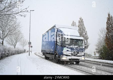 Schneefall nell'Ostfriesland. Mehrere Zentimeter Schnee sorgen für glatte Straßen in Leer und Umgebung. Leer Niedersachsen Deutschland *** nevicate nella Frisia orientale diversi centimetri di neve rendono strade scivolose a Leer e nella zona circostante Leer bassa Sassonia Germania Copyright: Xdiebildwerftx Foto Stock