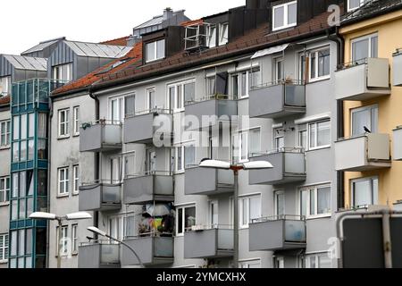 Monaco di Baviera, Germania. 21 novembre 2024. Appartamento in affitto, appartamenti in affitto a Monaco di Baviera Giesing, prezzo di affitto, tetto, affitto, affitti, appartamento, locatario, facciata, vista esterna, edificio, ? Credito: dpa/Alamy Live News Foto Stock