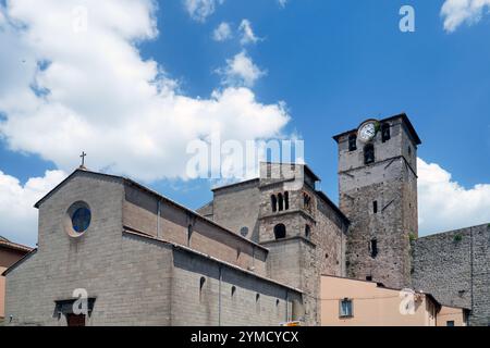 Facciata della chiesa, San Pietro, chiesa cattolica romana, Tuscania, provincia di Viterbo, regione Lazio, Italia Foto Stock