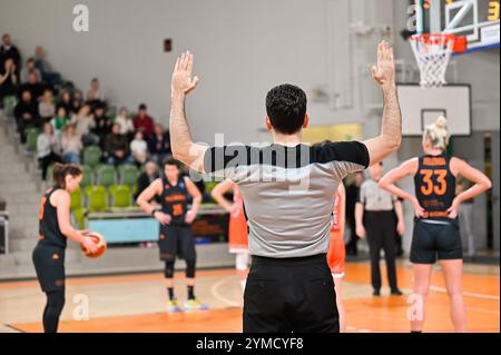 L'uomo arbitro mostra il tiro libero con le sue mani. In background giocatori. Foto Stock