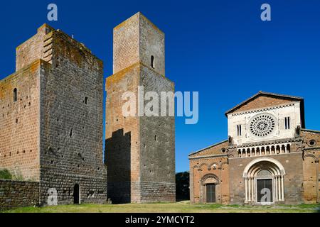 Facciata della chiesa, San Pietro, chiesa cattolica romana, Tuscania, provincia di Viterbo, regione Lazio, Italia Foto Stock