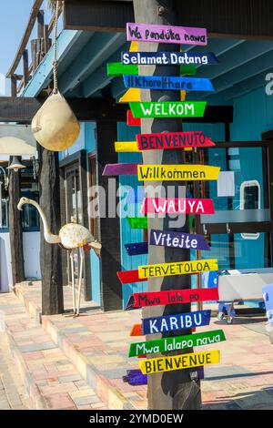 Cartelli colorati con la parola Welcome scritti in diverse lingue a Wavis Bay, Namibia, Africa Foto Stock