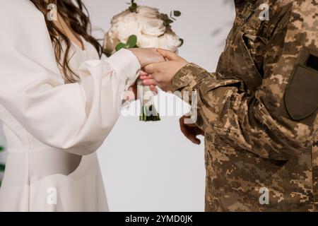 Romantico momento di nozze tra la sposa e il soldato. Foto Stock