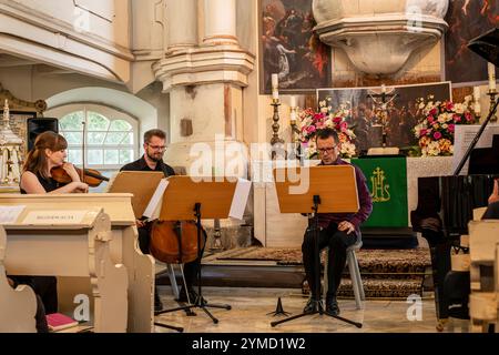 20) Weber-Festival Pokoj, Woiwodschaft Opole, Polen Aufführung Quartett für das Ende der Zeit von Olivier Messiaen am 8. Juni 2023 in der Sophienkirche von Pokoj/Bad Carlsruhe, Woiwodschaft Opole, Polen, im Rahmen des 20. Musikfestivals der historischen Parkanlagen und Gärten zu Ehren von Carl Maria von Weber vom 8 10 Juni 2023, nur zur redaktionellen Verwendung. Foto Stock