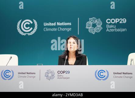 Baku, Azerbaigian. 21 novembre 2024. Annalena Baerbock (Alleanza 90/i Verdi), ministro federale degli Esteri, interviene durante una conferenza stampa al vertice ONU sul clima COP29. Crediti: Larissa Schwedes/dpa/Alamy Live News Foto Stock