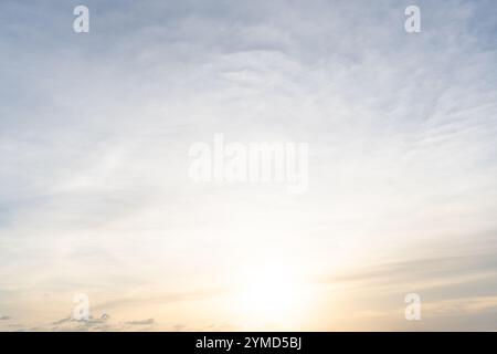 Splendido cielo blu e arancione mattutino o serale, mentre tramonti o albe venivano presi sul mare, usato come naturale struttura nera Foto Stock