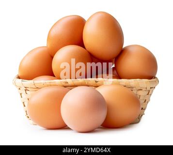 Il gruppo di uova di pollo brune fresche in pila nel cestello di vimini è isolato su sfondo bianco con percorso di ritaglio. Foto Stock