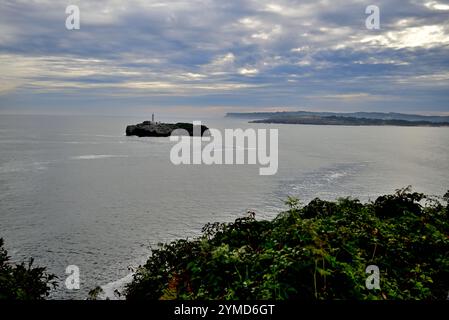 Isola di Mouro e faro nella baia di Santander, nel nord della Spagna. Foto Stock