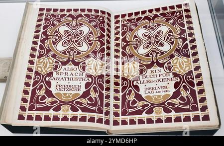 Die Kunstsammlungen Chemnitz präsentieren eine faszinierende Ausstellung mit dem Titel riforma della vita - Van de Velde mittendrin . Im FotoVan de Velde/ Georges Lemmen, anche sprach Zarathustra von Friedrich Nietzsche, 1908. Diese Schau widmet sich dem belgischen Künstler und Designer Henry van de Velde, einer herausragenden Persönlichkeit der europäischen Kunst- und Designgeschichte. Van de Velde, bekannt für Seine innovative Herangehensweise und Seine bedeutenden Beiträge zum Jugendstil und zur moderne, steht im Mittelpunkt dieser Ausstellung die gleichzeitig Auftaktausstellung der Kunstsammlun Foto Stock