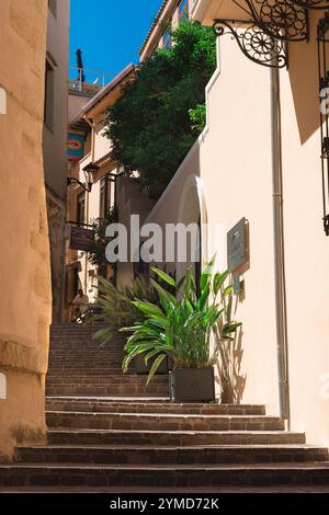 Città vecchia di Creta, vista di una strada tranquilla nella pittoresca zona della città vecchia veneziana di Chania (Hania) a Creta, Grecia. Foto Stock