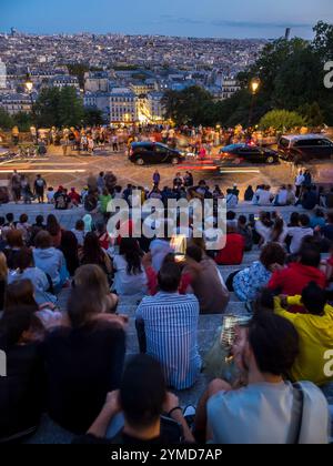 Turisti seduti sui gradini del Sacro cuore, Montmartre, Parigi, Francia, Europa, UE. Foto Stock