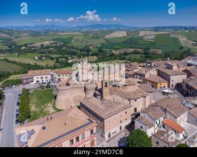 Urbisaglia (Marche-provincia di Macerata). Vista sul centro storico con la fortezza Foto Stock