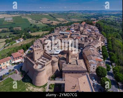 Urbisaglia (Marche-provincia di Macerata). Vista sul centro storico con la fortezza Foto Stock