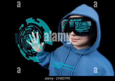 Ragazza con cappuccio blu con visore per realtà virtuale che utilizza l'interfaccia virtuale HUD su sfondo nero. Occhiali per realtà virtuale Foto Stock