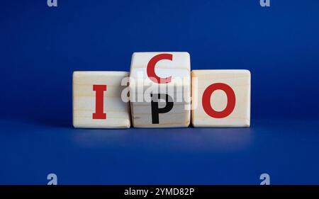 Simbolo ICO e IPO. Cubi di legno con parole ICO - offerta iniziale di monete e IPO - offerta pubblica iniziale. Splendido sfondo blu intenso. Business co Foto Stock