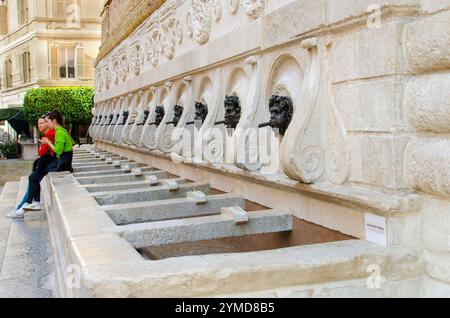 Ancona. Centro storico. Fontana del Calamo o dei tredici beccucci Foto Stock
