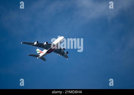 Emirates Airlines Airbus A380 visto dal basso (A6-EOP) Foto Stock